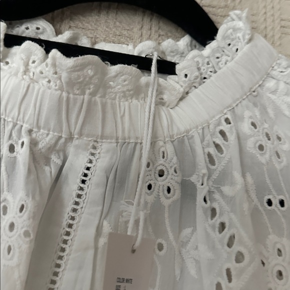 Chic White Eyelet Blouse - Picture 4 of 6
